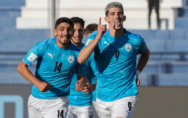 Dor Turgeman, à droite, après avoir marqué un but pendant le temps supplémentaire - le troisième pour Israël -  en quarts de finales d'un match de qualification aux championnats du U-20 au stade San Juan del Bicentenario de San Juan, en Argentine, le 3 juin 2023. (Crédit : AP/Ricardo Mazalan)