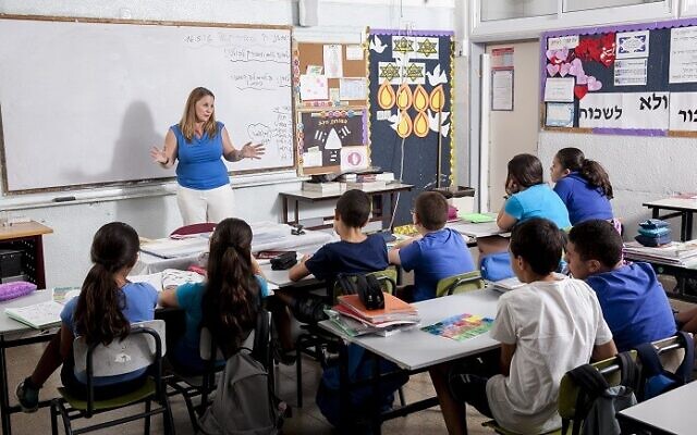 Une enseignante dans une classe israélienne. (Autorisation : Abraham Initiatives)