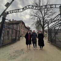 Chani Kopilowitz, Miriam Cohen et Yuti Neiman lors de leur tournage à Auschwitz. (Autorisation : Triumph of the Spirit)