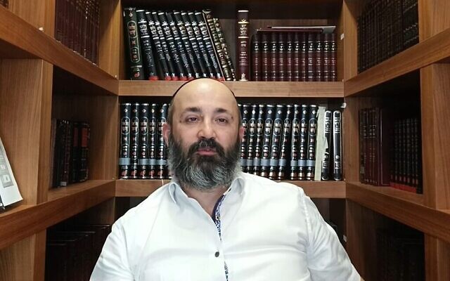 Le rabbin Reuven Yaacobov parlant de la section hebdomadaire de la Torah dans cette capture d’écran d’une vidéo publiée le 8 juin 2023. (Capture d’écran YouTube ; utilisé conformément à l’article 27a de la Loi sur les droits d’auteur)