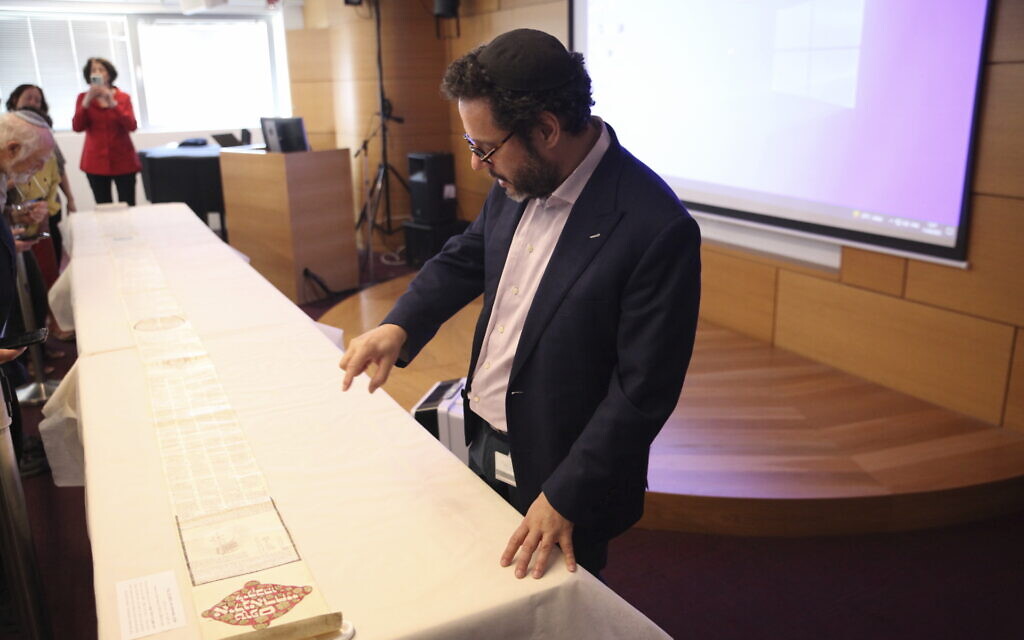 Dr. Haïm Neria avec le plus long rouleau 'ilan' du monde à la Bibliothèque nationale d'Israël, à Jérusalem, le 11 juin 2023. (Crédit : Uri Barkat)