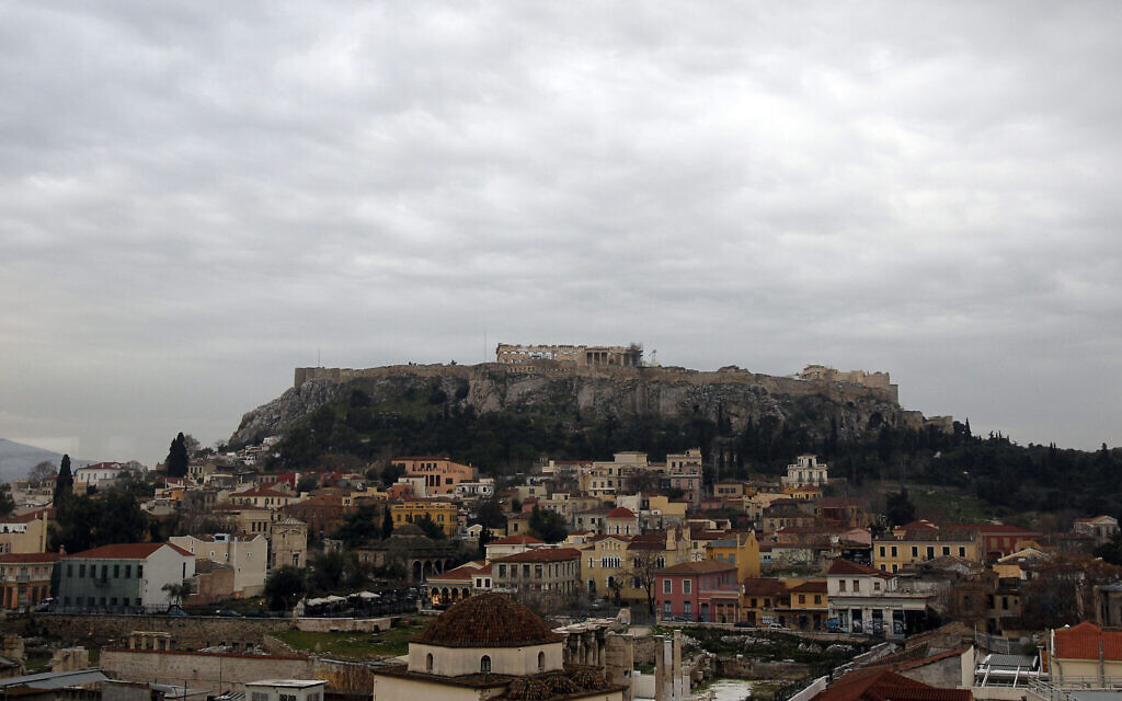 Des nuages sont visibles au-dessus de l'ancienne colline de l'Acropole et du quartier historique de Plaka, à Athènes, le 24 janvier 2012. (Crédit : Thanassis Stavrakis/AP)