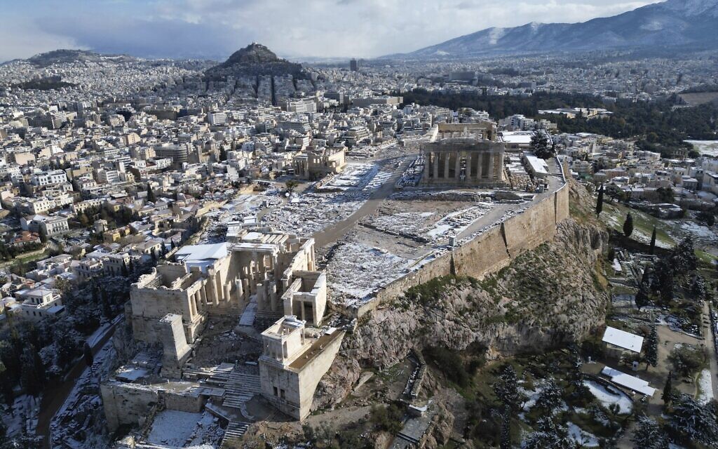 Des parties de l'Acropole sont recouvertes de neige alors que le temple du Parthénon se trouve au sommet de l'ancienne colline, après une chute de neige, à Athènes, en Grèce, le 6 février 2023. (Crédit : Thanassis Stavrakis/AP)
