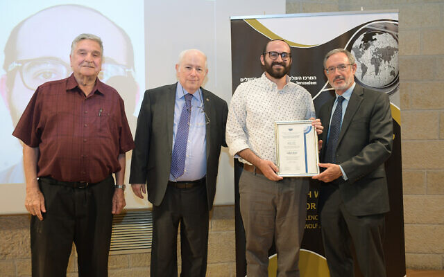 L'ancien correspondant du Times of Israel, Judah Ari Gross, deuxième à droite, reçoit un certificat de mérite du B'nai B'rith World Center pour ses reportages sur les Juifs de la diaspora, à Jérusalem, le 4 juillet 2023. (Crédit : Bruno Charbit)