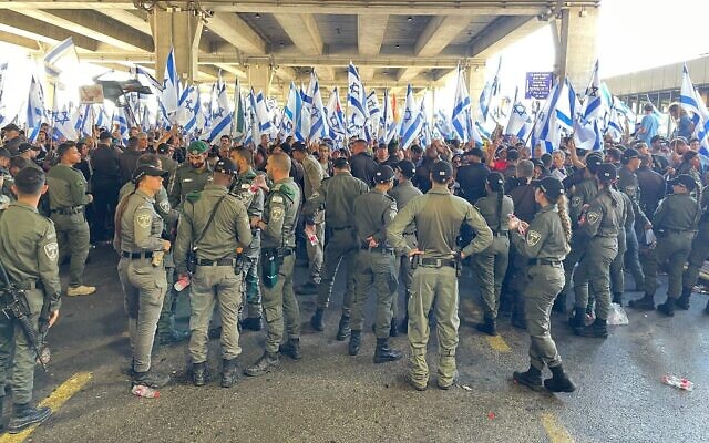 La police et les manifestants anti-réforme à l'aéroport Ben Gurion, le 11 juillet 2023. (Crédit : Carrie Keller-Lynn/Times of Israel)
