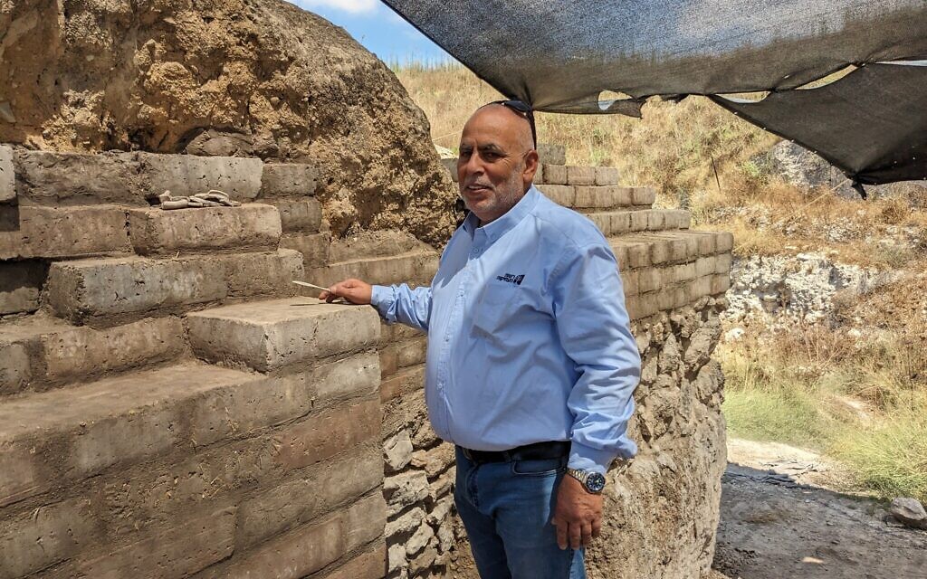Fouad Abutahá, conservateur principal à l'IAA et responsable des travaux de conservation à Tel Gezer, le 6 juillet 2023. (Crédit : Melanie Lidman/Times of Israel)