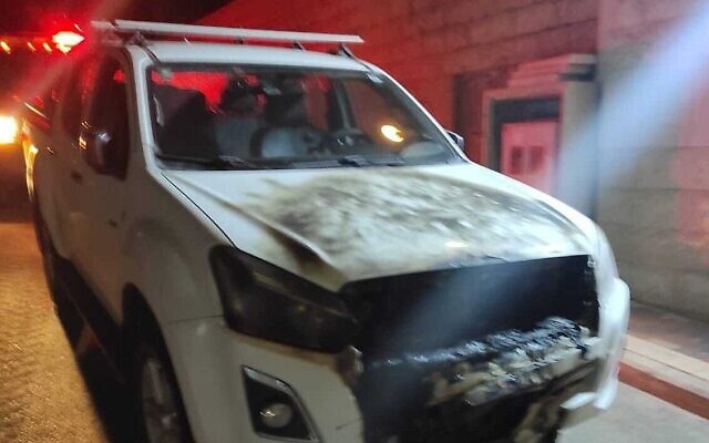 Cette photo distribuée montre les dommages causés à une voiture à Abu Ghosh après qu'elle a été incendiée dans un crime de haine présumé, le 17 juillet 2023. (Crédit : Police israélienne)