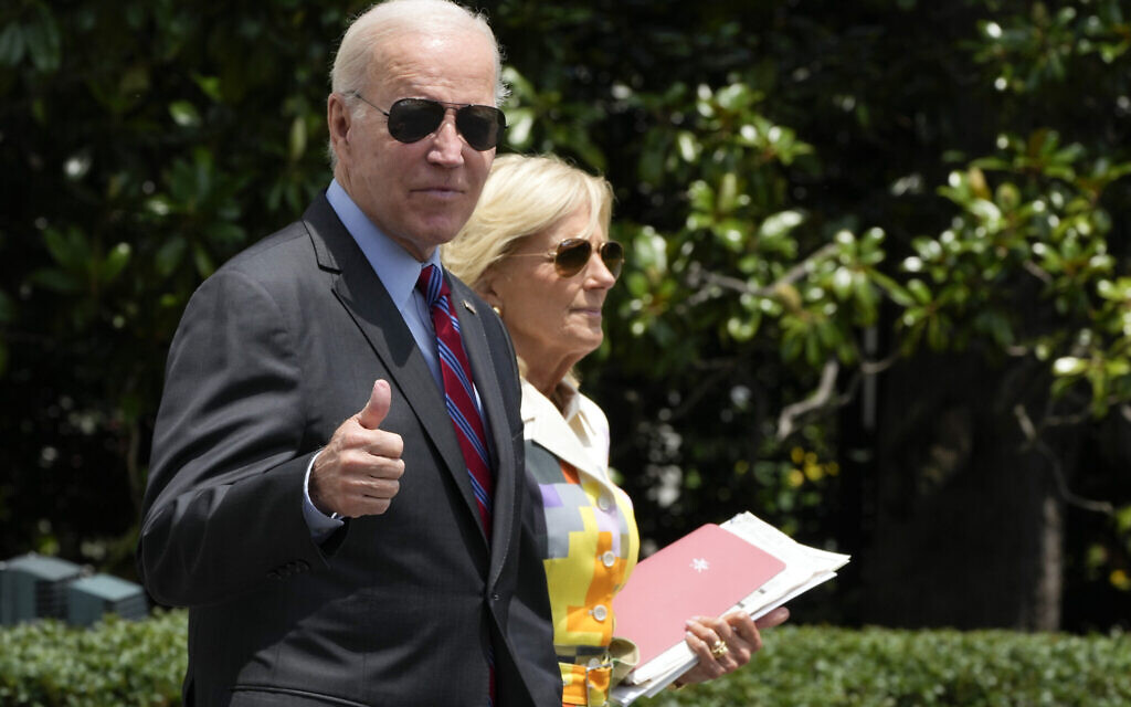 Le président américain Joe Biden fait un signe de la main alors qu'il marche avec la première dame Jill Biden pour monter à bord de Marine One sur la pelouse sud de la Maison Blanche à Washington, le vendredi 14 juillet 2023, alors qu'ils se dirigent vers Camp David pour le week-end. (Crédit : Manuel Balce Ceneta/AP)