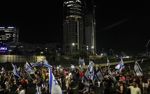 Des Israéliens bloquent l'autoroute Ayalon lors d'une manifestation contre les plans du gouvernement du Premier ministre Benjamin Netanyahu visant à remanier le système judiciaire, à Tel Aviv, Israël, jeudi 20 juillet 2023. (Crédit : Ariel Schalit/AP)