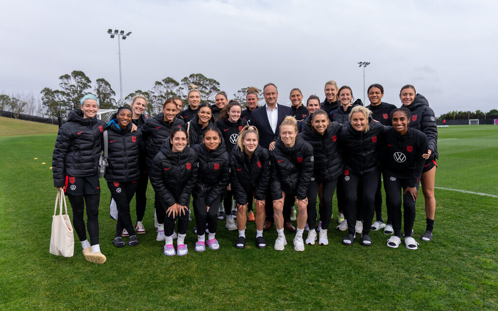 Doug Emhoff pose avec l'équipe nationale féminine des États-Unis avant une séance d'entraînement à Auckland, en Nouvelle-Zélande, le 20 juillet 2023. (Crédit : Brad Smith/USSF/Getty Images for USSF via JTA)