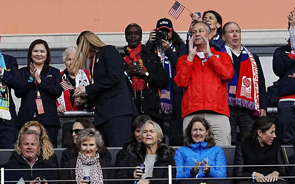 Le deuxième gentilhomme Doug Emhoff, deuxième à partir de la droite, applaudit avant le match de football du groupe E de la Coupe du monde féminine entre les États-Unis et le Vietnam à l'Eden Park d'Auckland, en Nouvelle-Zélande, le 22 juillet 2023. (Crédit : Abbie Parr/AP)