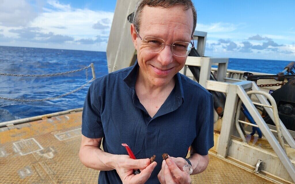 Le professeur Avi Loeb, au centre, lors d'une expédition scientifique au large des côtes de la Papouasie-Nouvelle-Guinée en juin 2023 pour identifier des parties d'un possible météore interstellaire écrasé en 2014. (Avec l'aimable autorisation de Loeb)
