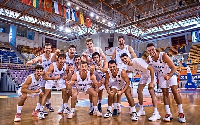 L'équipe nationale israélienne de basket-ball des moins de 20 ans après sa victoire sur l'Allemagne en quart de finale du Championnat d'Europe, en Crète, en Grèce, le 13 juillet 2023. (Crédit : FIBA)