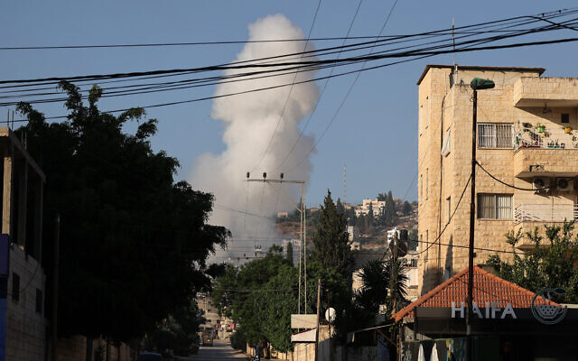 De la fumée s'échappant du camp de réfugiés de Jénine, en Cisjordanie, le 3 juillet 2023. (Crédit : Jaafar Ashtiyeh/AFP)