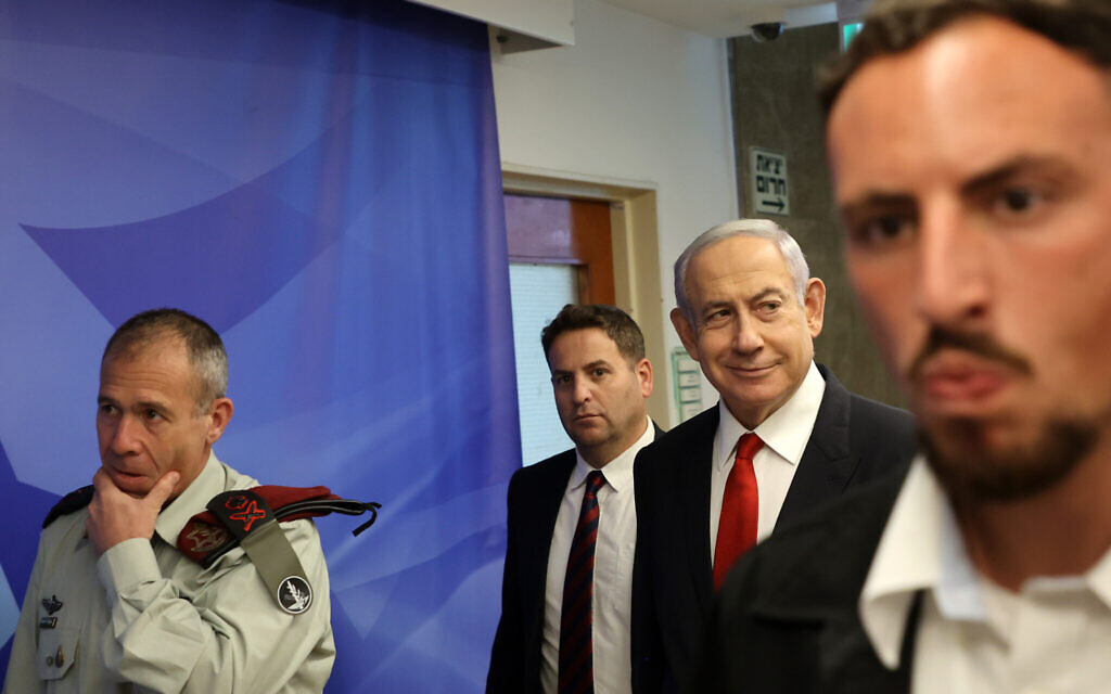 Le Premier ministre Benjamin Netanyahu arrive à la réunion hebdomadaire du cabinet, à son bureau, le 9 juillet 2023. (Crédit :  GIL COHEN-MAGEN / POOL / AFP)