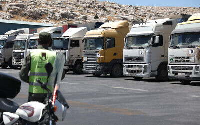 Un convoi de camions transportant de l'aide humanitaire garé après avoir traversé le poste frontière syrien de Bab al-Hawa avec la Turquie, le 10 juillet 2023. (Crédit : OMAR HAJ KADOUR / AFP)