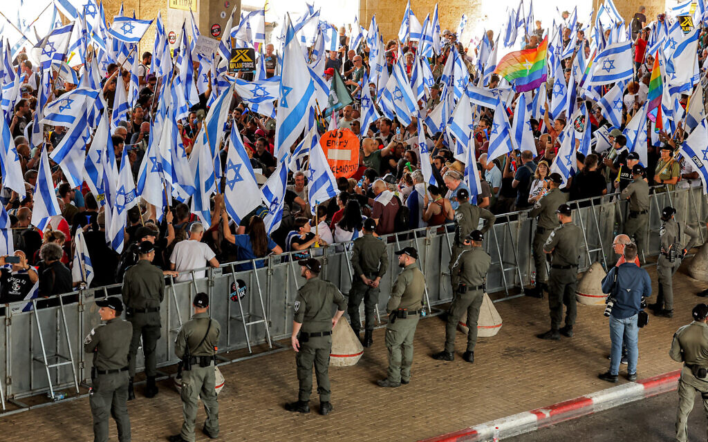 Des gardes-frontières déployés autour d'une zone destinées aux manifestants anti-gouvernement à l'aéroport Ben Gurion, le 11 juillet 2023. (Crédit : JACK GUEZ / AFP)