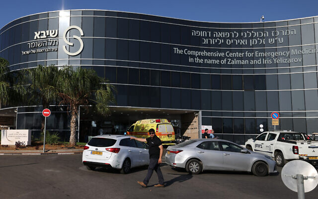 Une ambulance, après l'hospitalisation du Premier ministre Benjamin Netanyahu, devant l'entrée des urgences de l'hôpital Sheba à Ramat Gan, le 15 juillet 2023. (Crédit : Ahmad Gharabli/AFP)