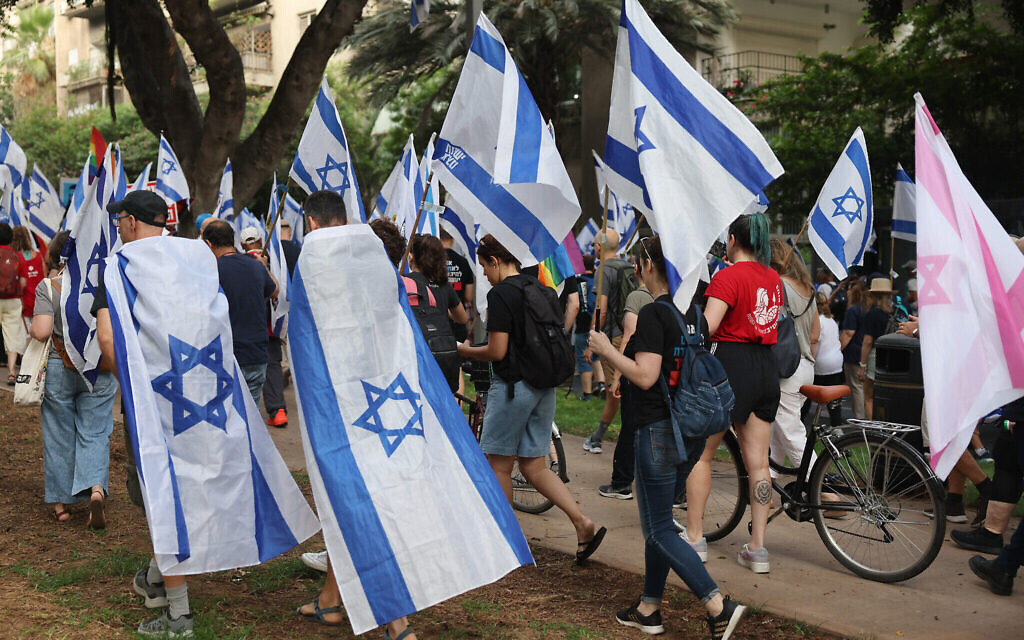 Des manifestants organisant une "journée de résistance" pour protester contre le projet de loi du gouvernement sur la refonte du système judiciaire, à Tel Aviv, le 18 juillet, 2023. (Crédit : Jack Guez /AFP)