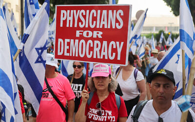 Des médecins manifestent contre la réforme de la justice à Tel Aviv le 18 juillet 2023. (Crédit : JACK GUEZ / AFP)