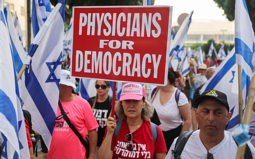 Des médecins manifestant contre la réforme du système judiciaire, à Tel Aviv, le 18 juillet 2023. (Crédit : Jack Guez/AFP)