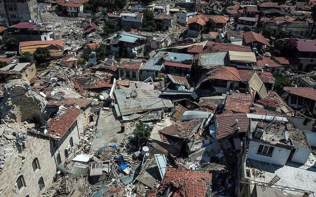 Photo aérienne prise le 11 juillet 2023 montrant des bâtiments historiques endommagés dans la partie ancienne d'Antakya à Hatay. (Crédit : OZAN KOSE / AFP)