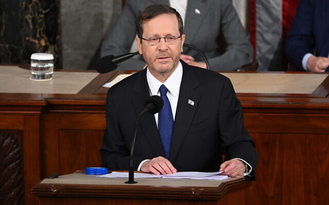 Le président Isaac Herzog s'adressant à une session conjointe du Congrès au Capitole des États-Unis, à Washington, le 19 juillet 2023. (Crédit : Saul Loeb/AFP)