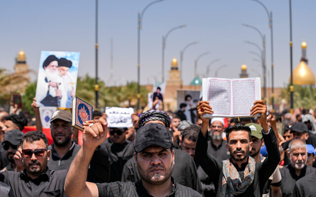Des partisans du religieux chiite irakien Moqtada al-Sadr marchant lors d'un rassemblement après la prière hebdomadaire du vendredi, dénonçant l'incendie du Coran en Suède dans la ville sainte centrale de Koufa, à l'est de la ville voisine de Nadjaf, le 21 juillet 2023. (Crédit : Qassem al-Kaabi/AFP)