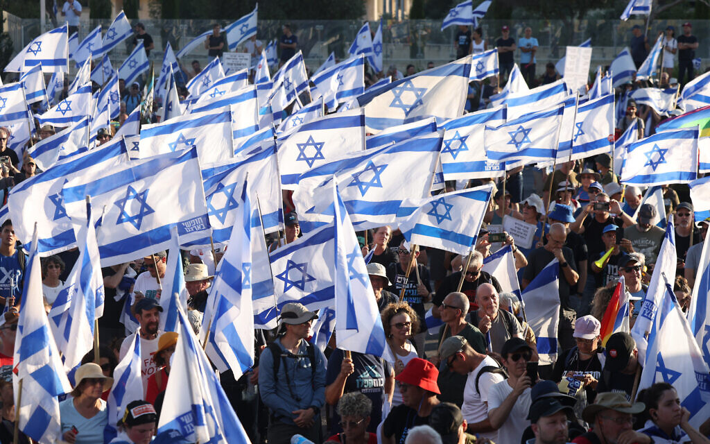 Des manifestants devant la Cour suprême, au milieu d'une vague de protestations qui dure depuis des mois contre la refonte judiciaire prévue par le gouvernement, à Jérusalem, le 23 juillet 2023. (Crédit : Menahem Kahana/AFP)