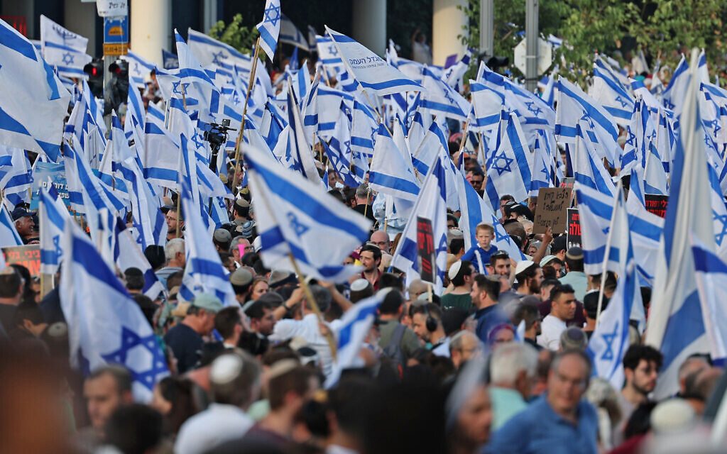 Des manifestants soutenant le gouvernement israélien et ses projets de refonte rassemblés à Tel Aviv, épicentre de 29 semaines consécutives de manifestations anti-gouvernement, le 23 juillet 2023. (Crédit : Jack Guez/AFP)
