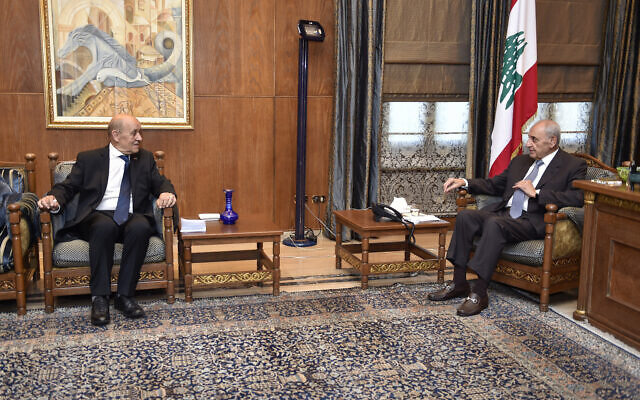 Le président du Parlement libanais, Nabih Berri, à droite, recevant l'envoyé spécial français Jean-Yves Le Drian à Beyrouth, le 25 juillet 2023. (Crédit : AFP)