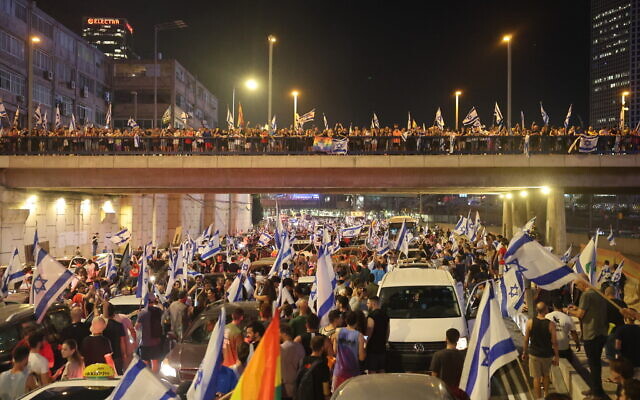 Des manifestants bloquant l'autoroute Ayalon au milieu de la circulation lors d'un rassemblement de protestation contre la refonte judiciaire du gouvernement, à Tel Aviv, le 24 juillet 2023. (Crédit : Jack Guez/AFP)