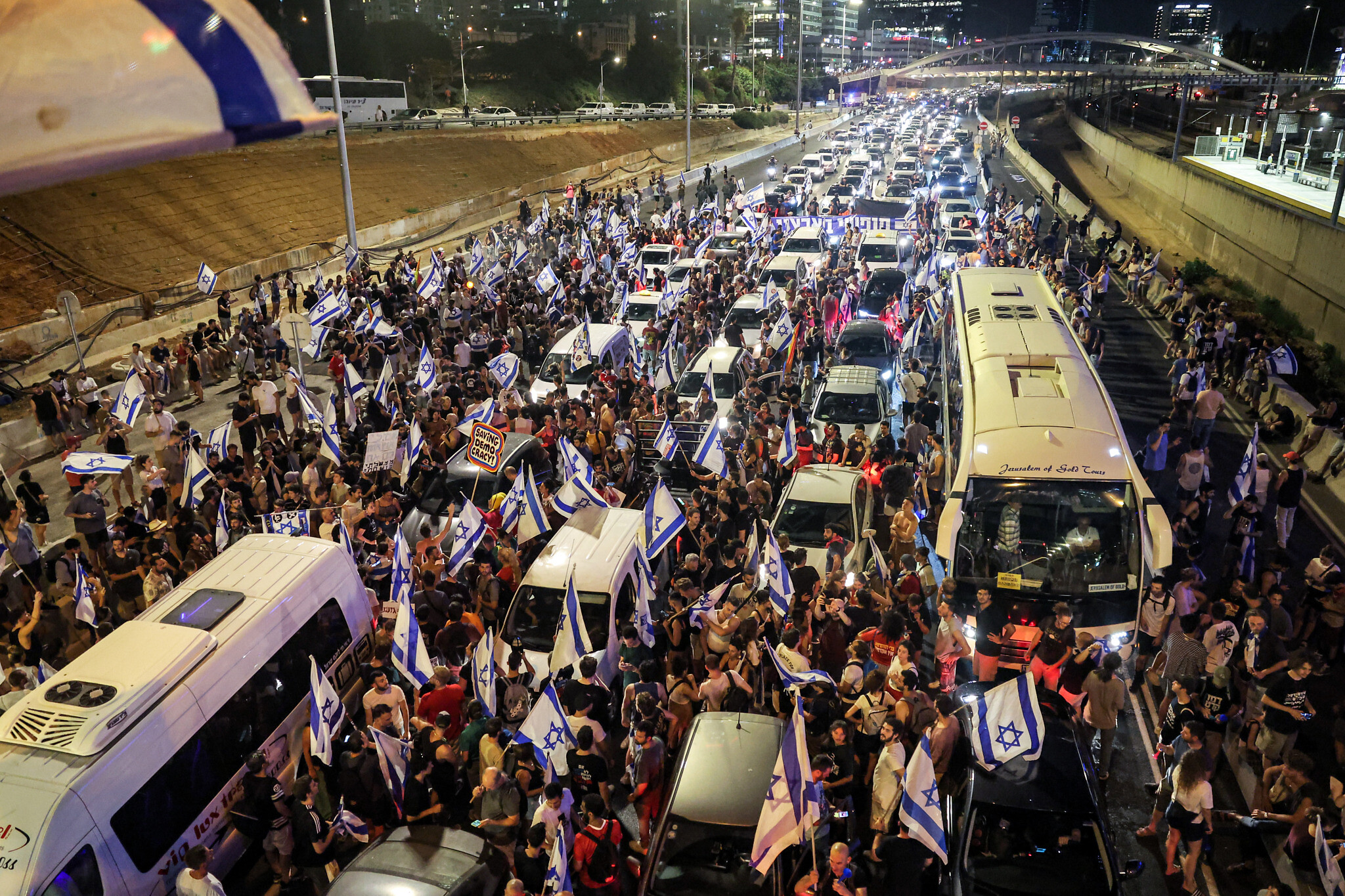 Des manifestants bloquant l'autoroute Ayalon au milieu de la circulation lors d'un rassemblement de protestation contre la refonte judiciaire du gouvernement, à Tel Aviv, le 24 juillet 2023. (Crédit : Jack Guez/AFP)
