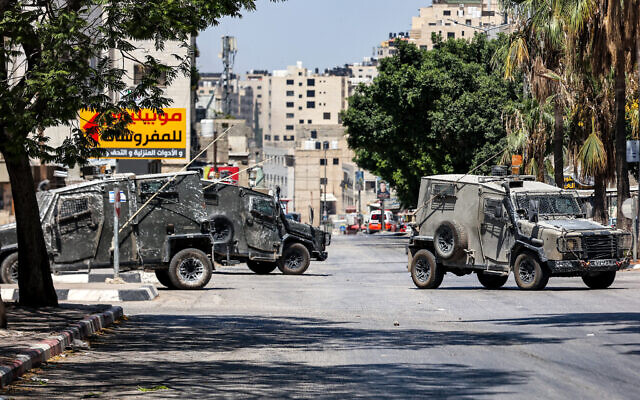 Des véhicules de l'armée israélienne lors d'un raid dans le camp de réfugiés d'al-Ain, dans la ville de Naplouse, en Cisjordanie, le 26 juillet 2023. (Crédit : Zaïn Jaafar/AFP)