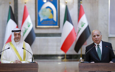 Le ministre irakien des Affaires étrangères Fuad Hussein (à droite) et son homologue du Koweït Salem Abdullah al-Jaber al-Sabah assistent à une conférence de presse à Bagdad le 30 juillet 2023. (Crédit : Ahmad AL-RUBAYE / AFP)