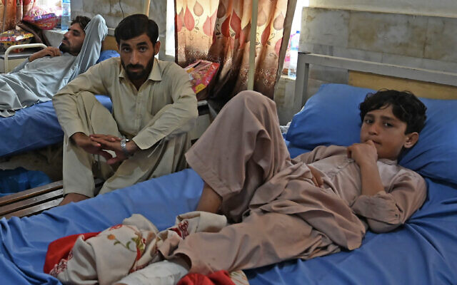Des victimes d'un attentat à la bombe se reposant dans un hôpital du district de Bajaur, dans la province de Khyber-Pakhtunkhwa, le 31 juillet 2023. (Crédit : Abdul Majeed/AFP)