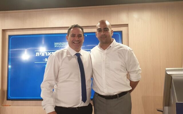 Le président de l'Association du barreau israélien, Amit Becher (à gauche), et Muhamad Naamneh, choisi par l'Association du barreau israélien pour siéger à la commission de sélection des juges, sur une photo non datée. (Avec l'aimable autorisation de l'Association du barreau israélien)