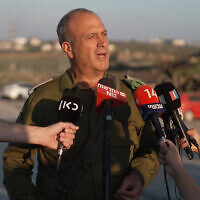 Le chef du Commandement du Centre de Tsahal, le général de division Yehuda Fox, s'adressant aux journalistes au poste de contrôle de Salem, dans le nord de la Cisjordanie, le 3 juillet 2023. (Crédit : Armée israélienne)