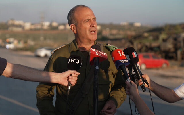 Le chef du Commandement du Centre de Tsahal, le général de division Yehuda Fox, s'adressant aux journalistes au poste de contrôle de Salem, dans le nord de la Cisjordanie, le 3 juillet 2023. (Crédit : Armée israélienne)