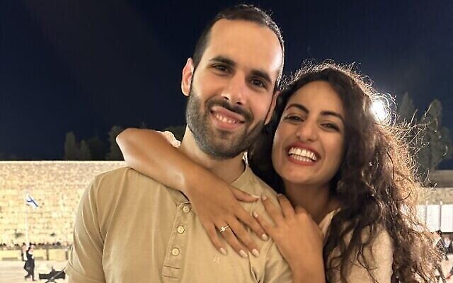 Cindy Seni avec son fiancé Eldad Cohen au mur Occidental à Jérusalem, en juillet 2023. (Avec l'aimable autorisation de la JTA)