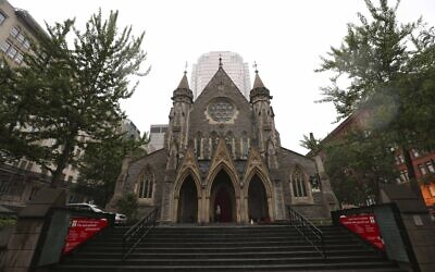 Vue extérieure de la cathédrale Christ Church, cathédrale anglicane gothique à Montréal, au Canada, le 6 juin 2013. (Crédit : AP Photo/Luca Bruno)