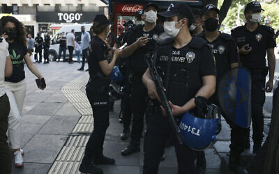 Illustration : La police turque à Ankara, en Turquie, le 29 juin 2021. (Crédit : AP Photo/ Burhan Ozbilici)