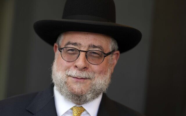 Le grand rabbin Pinchas Goldschmidt posant pour les médias tandis que des rabbins de toute l'Europe assistent à la 32e Convention générale à Munich, en Allemagne, le 30 mai 2022. (Crédit : AP Photo/Matthias Schrader)