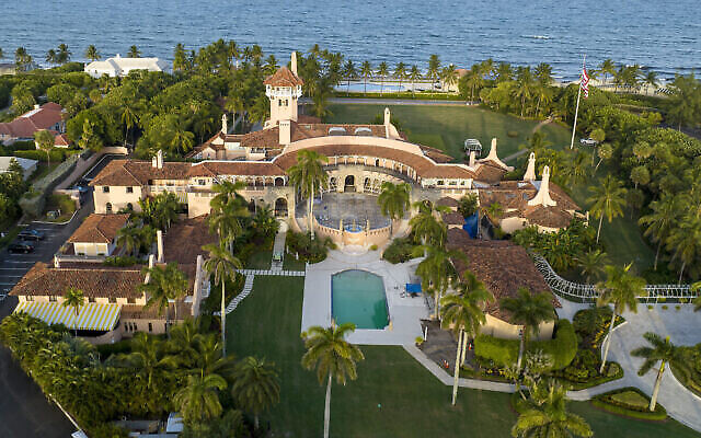 Vue aérienne de la propriété de l'ancien président américain Donald Trump, Mar-a-Lago, le 10 août 2022 à Palm Beach, en Floride. (Crédit : AP Photo/Steve Helber, dossier)
