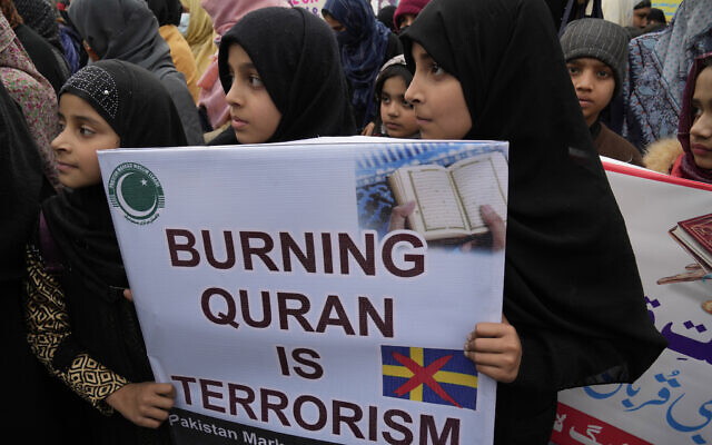 Des jeunes filles participant à un rassemblement organisé par le groupe "Muslim Women League" pour dénoncer la récente profanation du livre saint de l'islam par des militants d'extrême-droite en Suède et aux Pays-Bas, à Lahore, au Pakistan, le 29 janvier 2023. (Crédit : AP Photo/K.Chaudary)