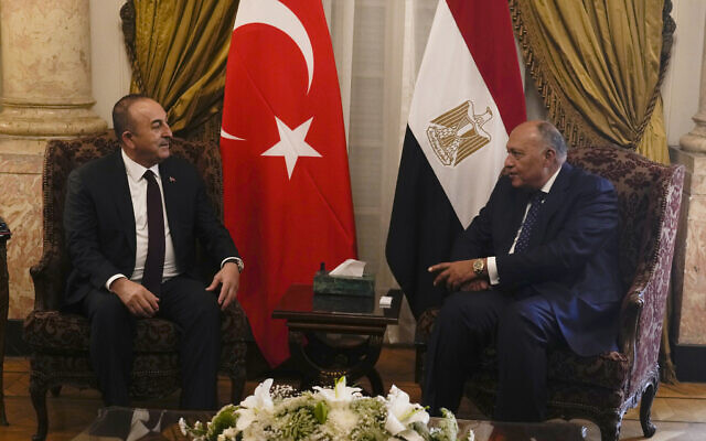 Le ministre égyptien des Affaires étrangères, Sameh Shoukry, à droite, rencontre son homologue turc Mevlut Cavusoglu au palais Tahrir au Caire, en Égypte, le 18 mars 2023. (Crédit : Amr Nabil/AP)