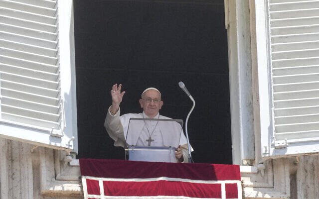 Le pape François prononce la prière de l'Angélus à midi sur la place Saint-Pierre au Vatican, le 9 juillet 2023. (Crédit : AP/ Gregorio Borgia)