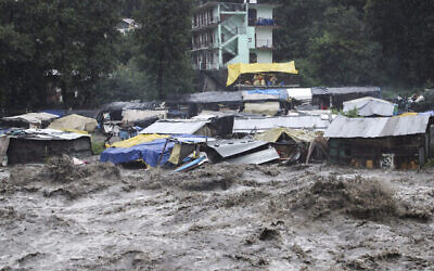 La rivière Beas en crue après de fortes pluies à Kullu, Himachal Pradesh, Inde, le 9 juillet 2023. (Crédit : Aqil Khan / AP)