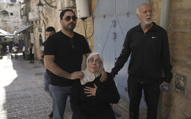 Noura Ghaith-Sub Laban, au centre, entourée de ses proche sa famille alors de leur expulsion de leur maison dans la Vieille Ville de Jérusalem, le 11 juillet 2023. (Crédit : Mahmoud Illean/AP)