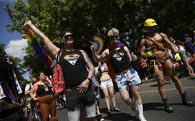 Les participants défilant lors de la 28e Gay Pride de Budapest, en Hongrie, le 15 juillet 2023. (Crédit : Tamas Kovacs/MTI via AP)